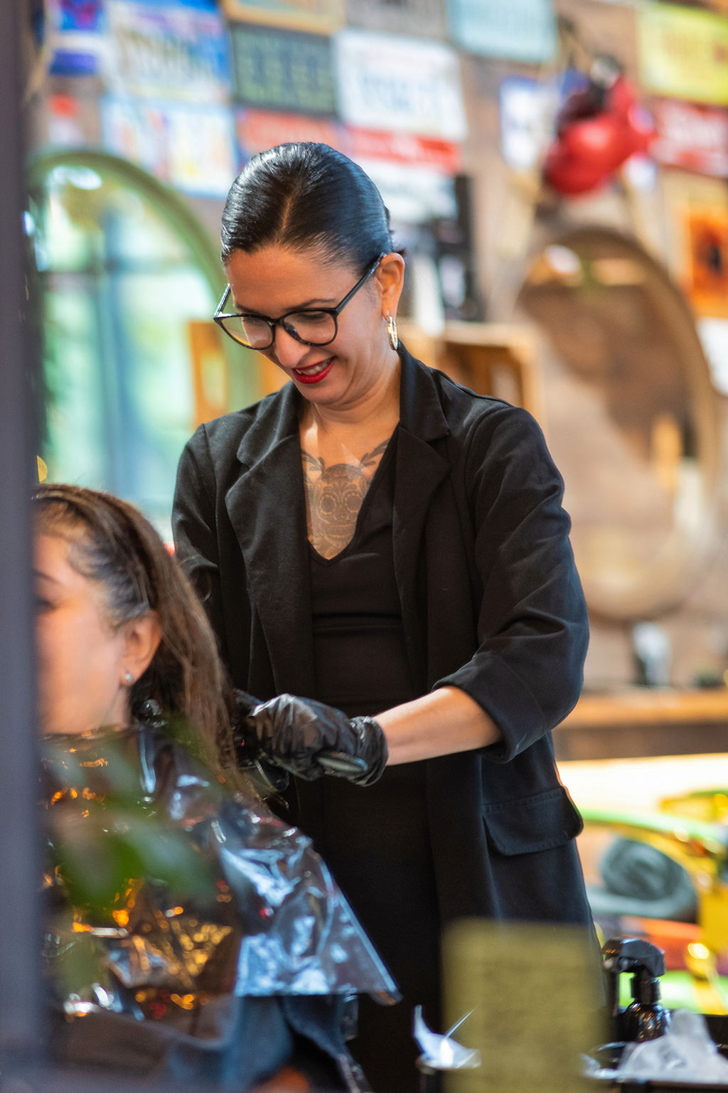Proceso de coloración orgánica en peluquería de Getafe