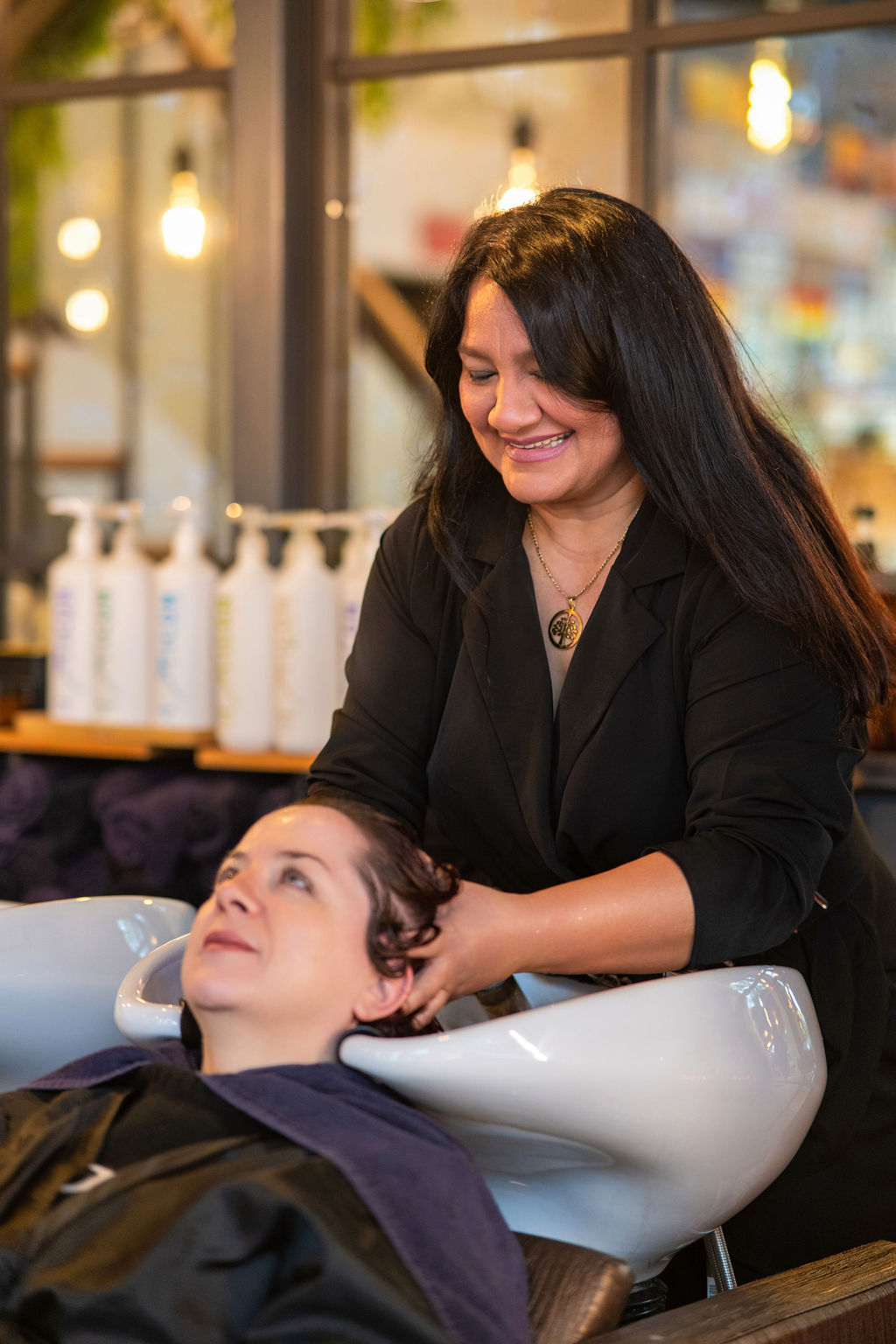 Lavado profesional de cabello con productos orgánicos