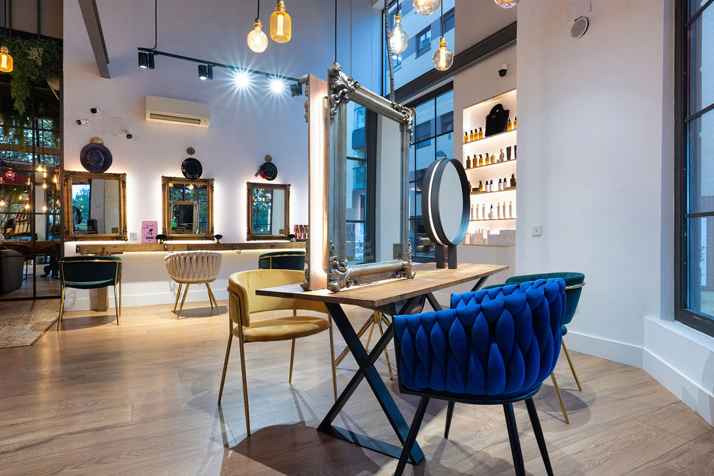 Ambiente elegante del salón de peluquería premium